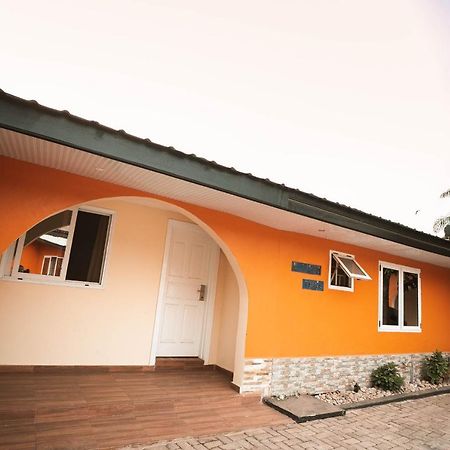 Roses Guest House Кумаси Экстерьер фото