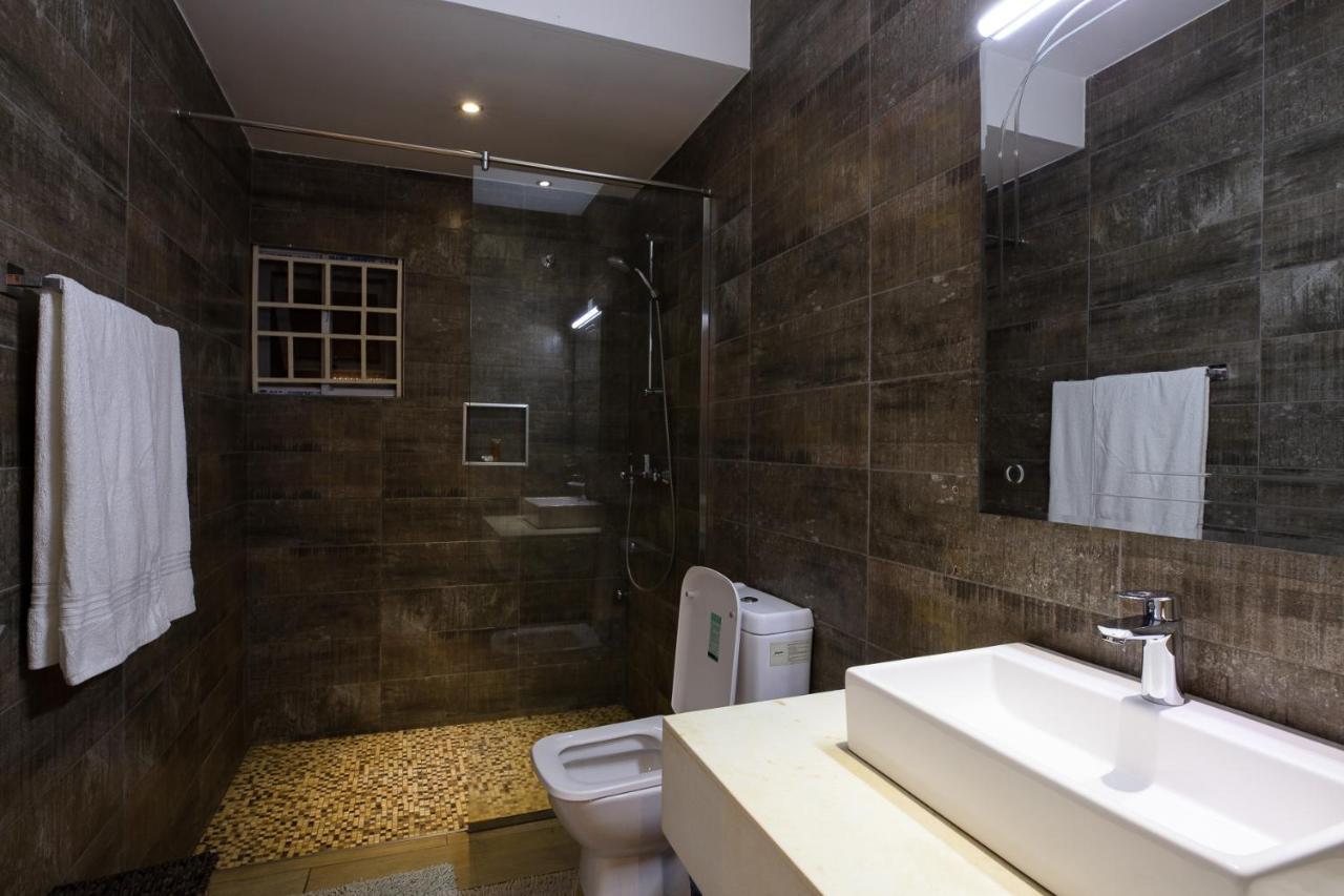 Roses Guest House Кумаси Экстерьер фото