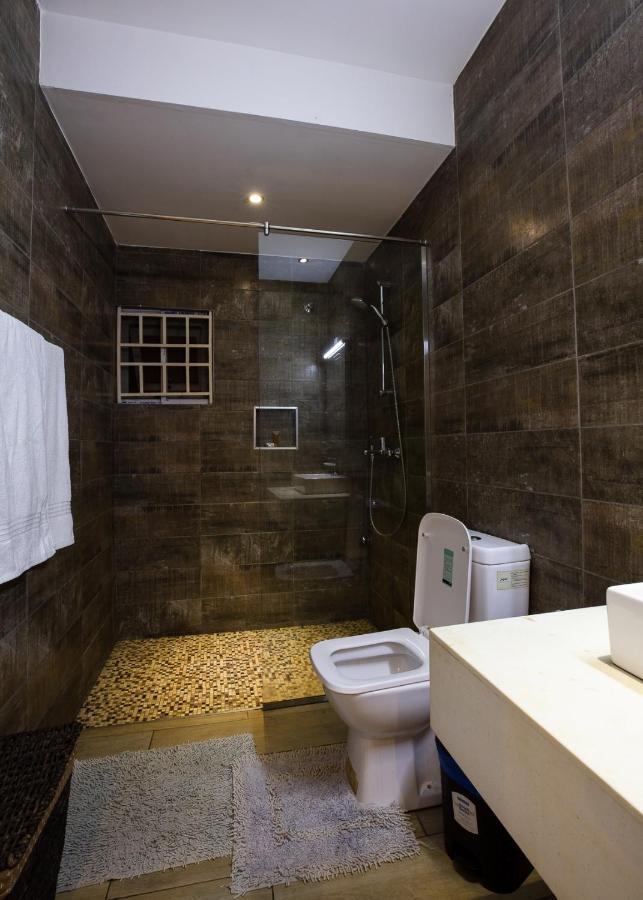 Roses Guest House Кумаси Экстерьер фото